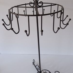 Jewelry necklace stand that spins